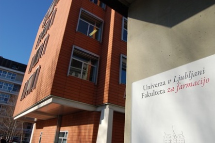 Fakulteta za farmacijo lesena stavba