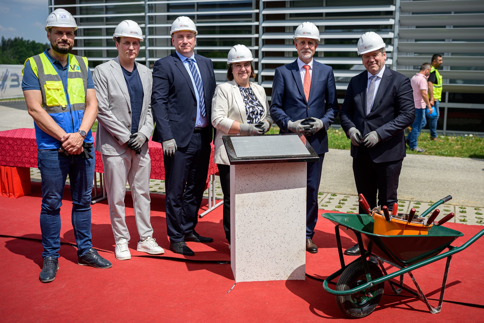 Slovesno smo položili temeljni kamen za novo stavbo Fakultete za farmacijo Univerze v Ljubljani