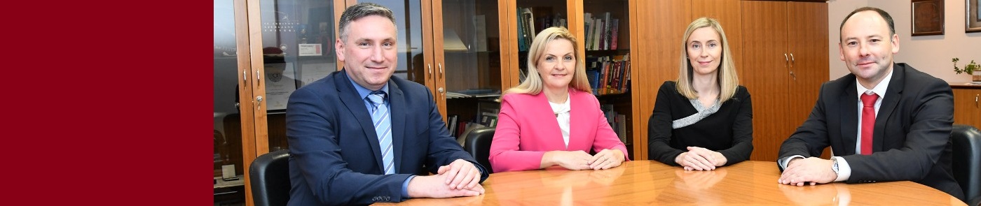 dekanja prof. dr. Irena Mlinarič-Raščan, prodekan za znanstvenoraziskovalno področje izr. prof. dr. Rok Dreu, prodekanja za mednarodno področje izr. prof. dr. Mojca Lunder in prodekan za študijsko področje prof. dr. Marko Anderluh