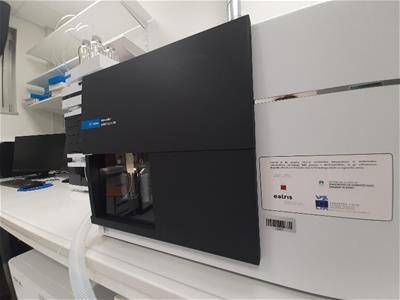 Tekočinski kromatograf sklopljen z visoko-resolucijskim masnim detektorjem na čas preleta